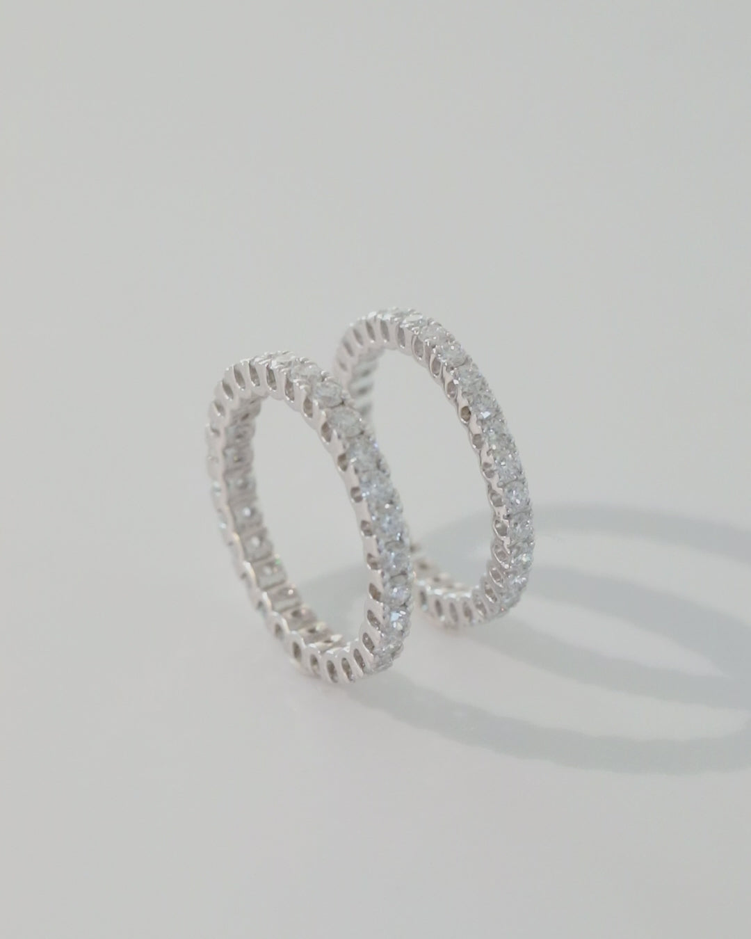 Perfect wedding band or everyday diamond ring, made of sustainable lab-grown diamonds and 18k solid gold.