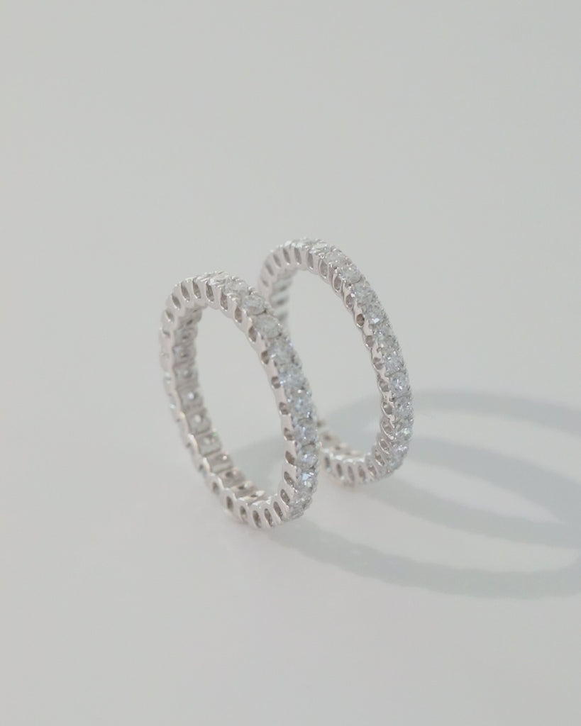 Perfect wedding band or everyday diamond ring, made of sustainable lab-grown diamonds and 18k solid gold.
