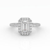 Emerald Solitärring med sidostenar och halo