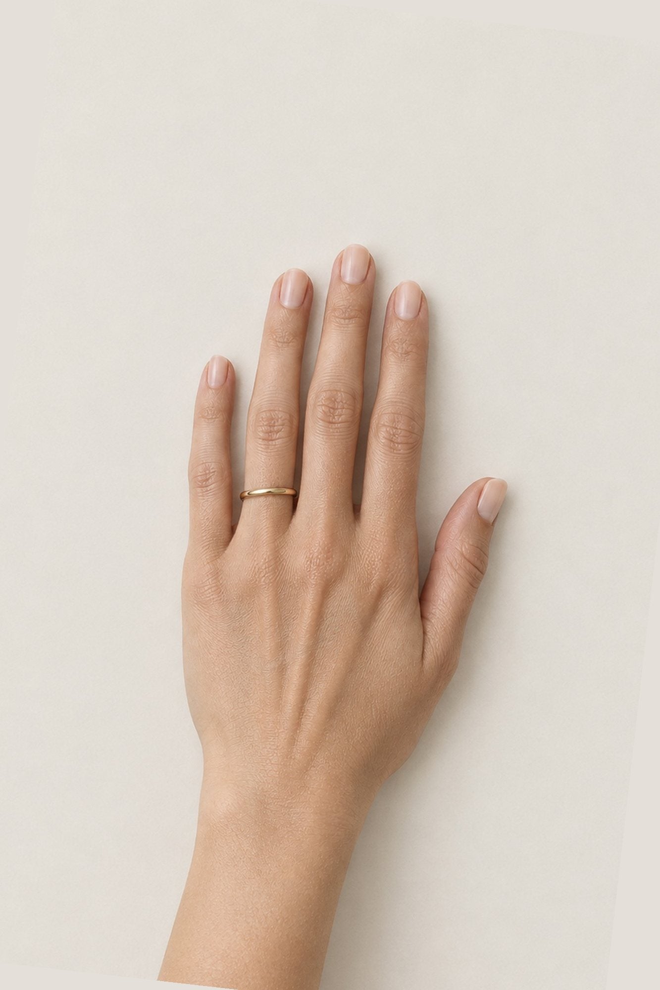 Hand med en solitärring